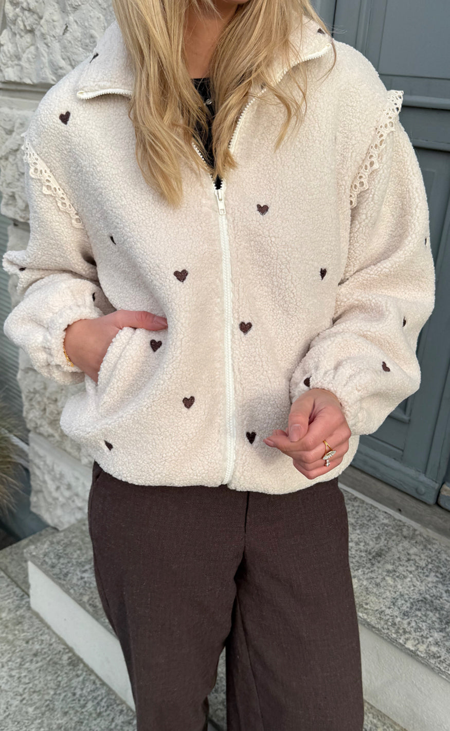 Say INA Copenhagen Fleece Jakke - Fia - Beige W. Brown Embroidery Hearts
